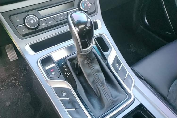 Used Geely Auto Emgrand 2018 1.5L CVT Upward Connect Edition Gear Lever