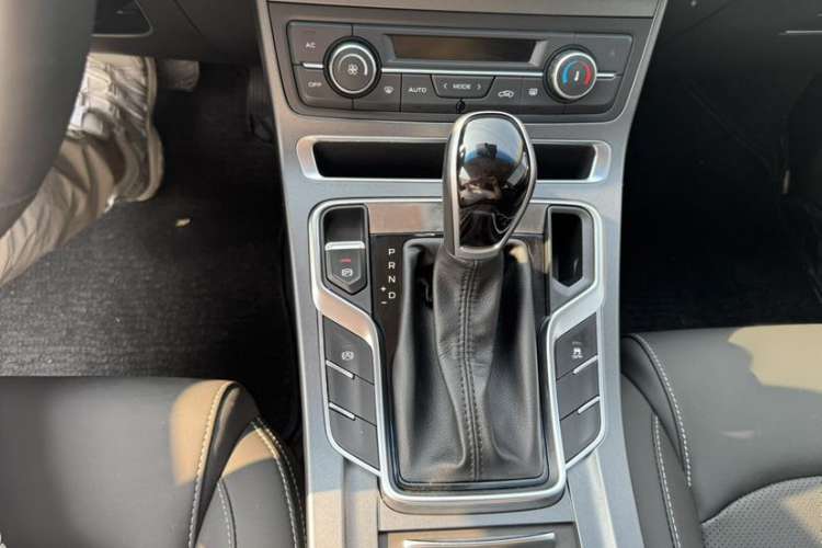 Used Geely Auto Emgrand 2018 1.5L CVT Upward Connect Edition Interior 3