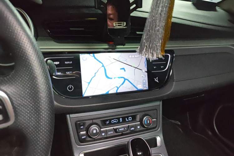 Used Geely Auto Emgrand 2018 1.5L CVT Upward Connect Edition Audio And AC Panel