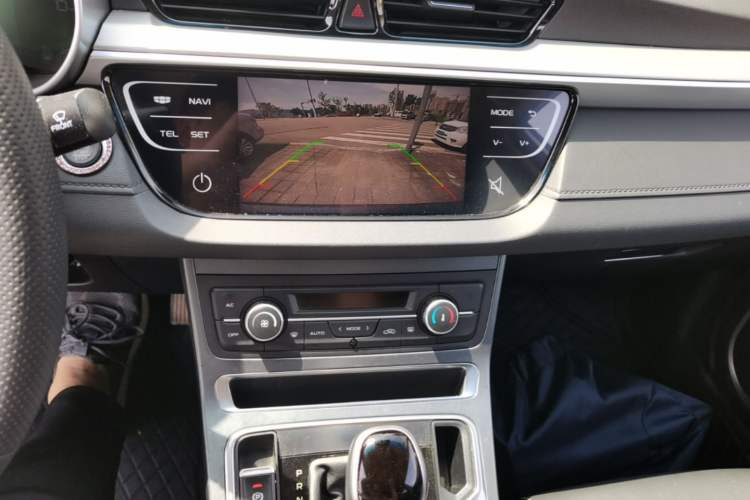 Used Geely Auto Emgrand 2018 1.5L CVT Upward Connect Edition Audio And AC Panel