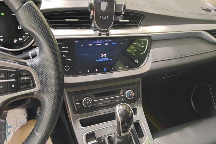 Used Geely Auto Emgrand 2018 1.5L CVT Upward Connect Edition Audio And AC Panel