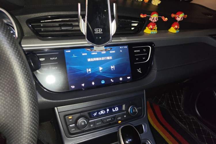 Used Geely Auto Emgrand 2018 1.5L CVT Upward Connect Edition Audio And AC Panel