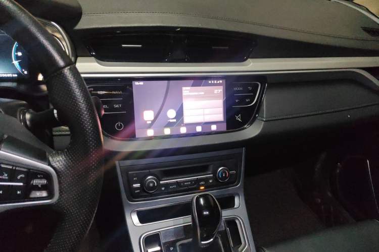 Used Geely Auto Emgrand 2018 1.5L CVT Upward Connect Edition Audio And AC Panel