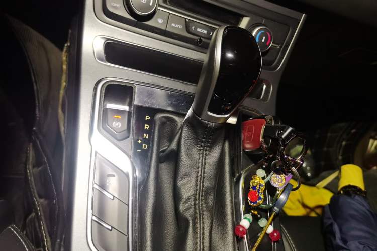 Used Geely Auto Emgrand 2018 1.5L CVT Upward Connect Edition Gear Lever