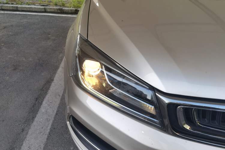 Used Geely Auto Emgrand 2018 1.5L CVT Upward Connect Edition Right Front Headlight