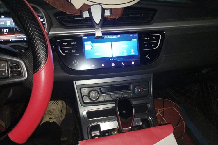 Used Geely Auto Emgrand 2018 1.5L CVT Upward Connect Edition Audio And AC Panel