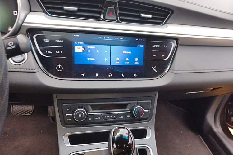 Used Geely Auto Emgrand 2018 1.5L CVT Upward Connect Edition Audio And AC Panel