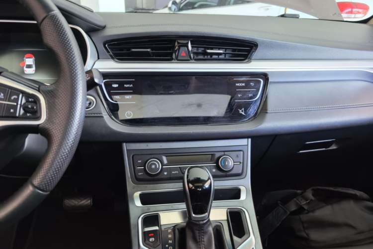 Used Geely Auto Emgrand 2018 1.5L CVT Upward Connect Edition Audio And AC Panel