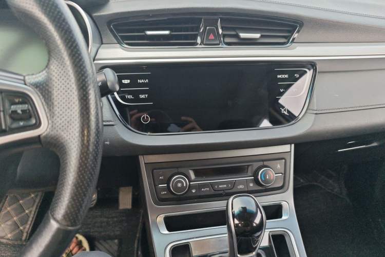 Used Geely Auto Emgrand 2018 1.5L CVT Upward Connect Edition Audio And AC Panel