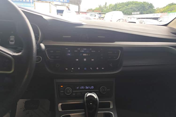 Used Geely Auto Emgrand 2018 1.5L CVT Upward Connect Edition Audio And AC Panel
