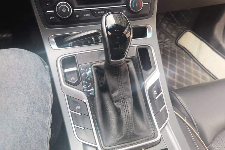 Used Geely Auto Emgrand 2018 1.5L CVT Upward Connect Edition Gear Lever