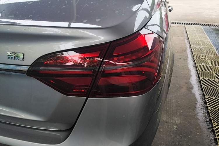 Used Geely Auto Emgrand 2018 1.5L CVT Upward Connect Edition Right Rear Taillight