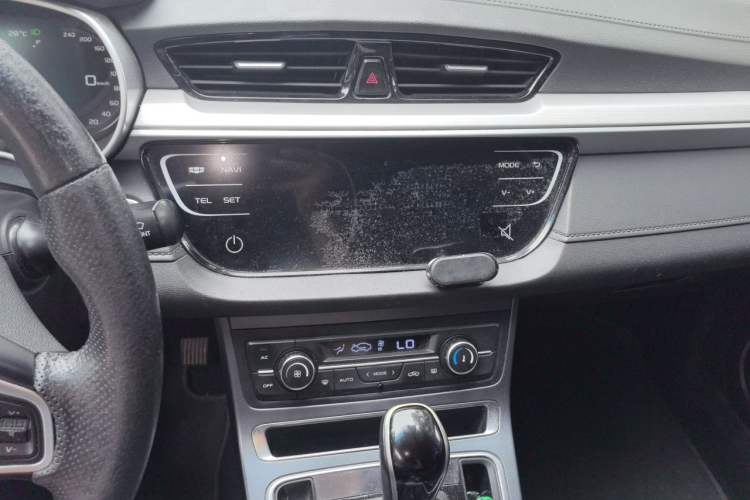 Used Geely Auto Emgrand 2018 1.5L CVT Upward Connect Edition Audio And AC Panel