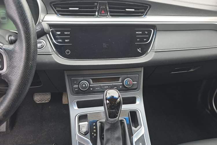 Used Geely Auto Emgrand 2018 1.5L CVT Upward Connect Edition Audio And AC Panel
