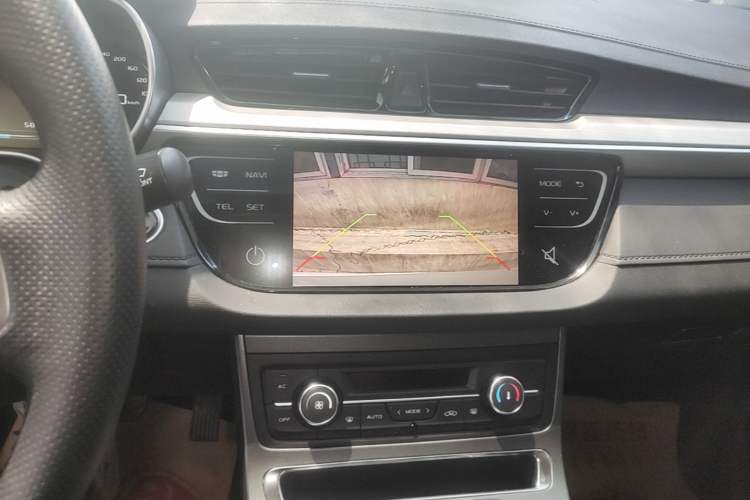 Used Geely Auto Emgrand 2018 1.5L CVT Upward Connect Edition Audio And AC Panel