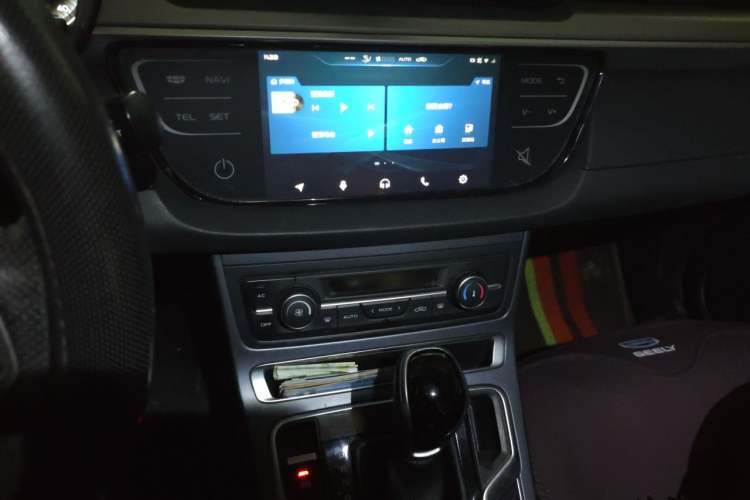 Used Geely Auto Emgrand 2018 1.5L CVT Upward Connect Edition Audio And AC Panel