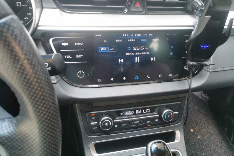 Used Geely Auto Emgrand 2018 1.5L CVT Upward Connect Edition Audio And AC Panel