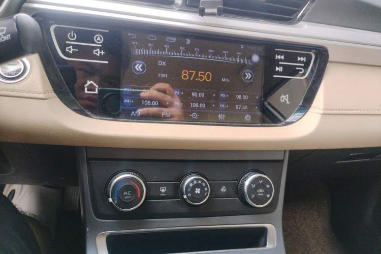 Used Geely Auto Emgrand 2018 1.5L Manual Fashion Model Audio And AC Panel