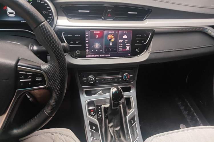 Used Geely Auto Emgrand 2018 1.5L CVT Upward Connect Edition Audio And AC Panel