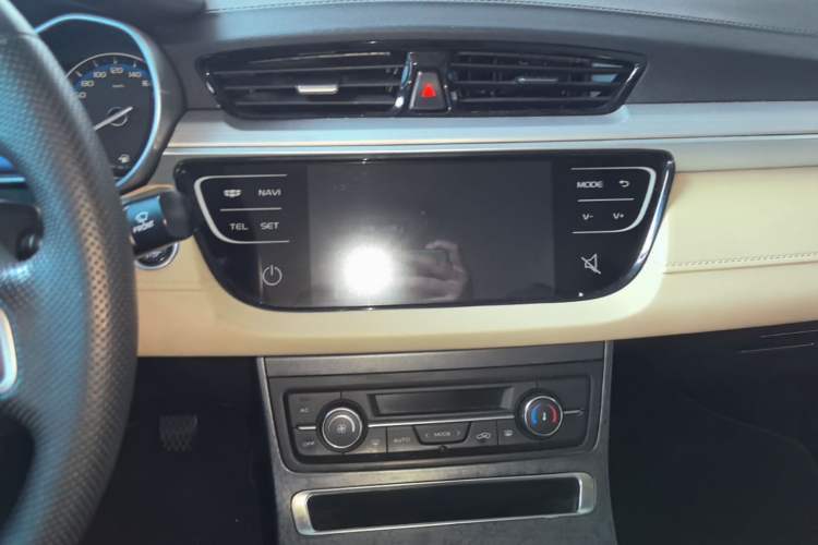 Used Geely Auto Emgrand 2018 1.5L Manual Luxury Model Audio And AC Panel