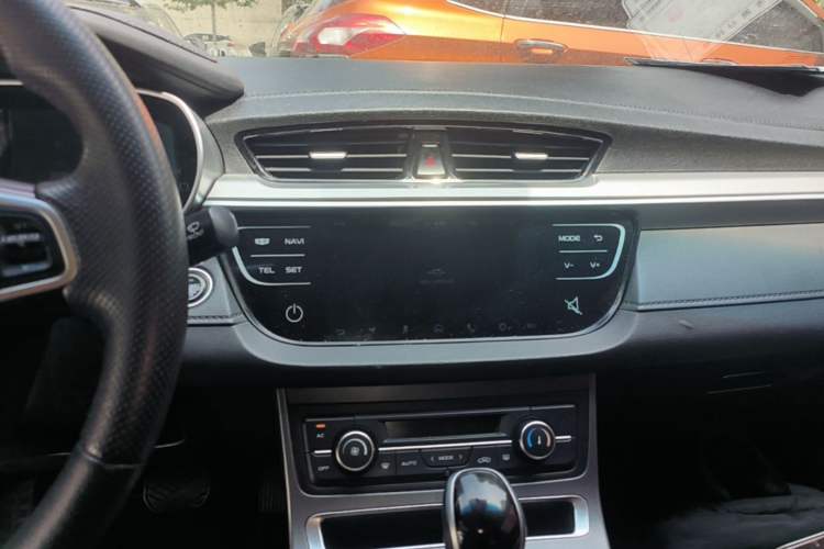 Used Geely Auto Emgrand 2018 1.5L CVT Upward Connect Edition Audio And AC Panel