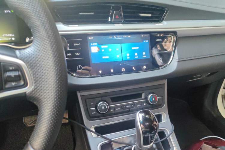 Used Geely Auto Emgrand 2018 1.5L CVT Upward Connect Edition Audio And AC Panel