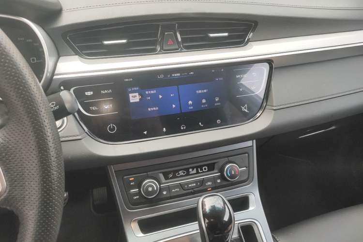 Used Geely Auto Emgrand 2018 1.5L CVT Upward Connect Edition Audio And AC Panel