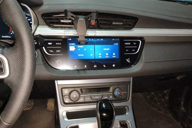 Used Geely Auto Emgrand 2018 1.5L CVT Upward Connect Edition Audio And AC Panel