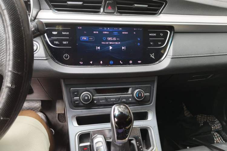 Used Geely Auto Emgrand 2018 1.5L CVT Upward Connect Edition Audio And AC Panel