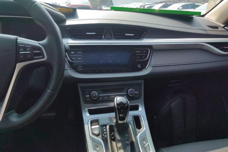 Used Geely Auto Emgrand 2018 1.5L CVT Upward Connect Edition Audio And AC Panel