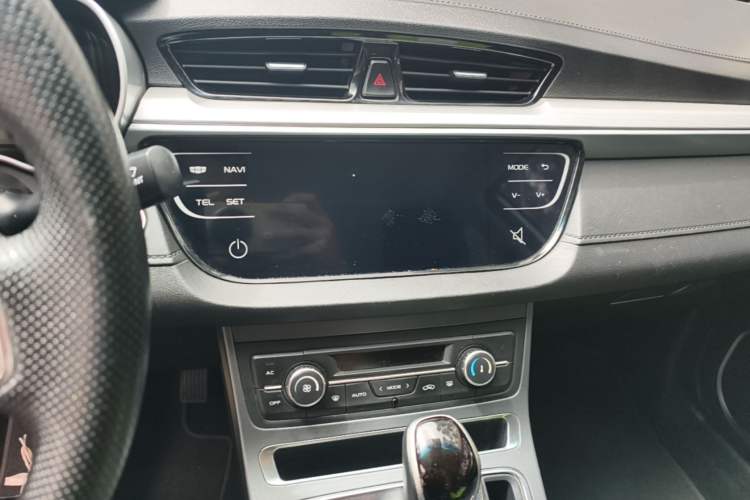 Used Geely Auto Emgrand 2018 1.5L CVT Upward Connect Edition Audio And AC Panel