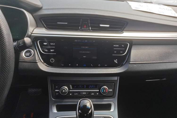 Used Geely Auto Emgrand 2018 1.5L CVT Upward Connect Edition Audio And AC Panel