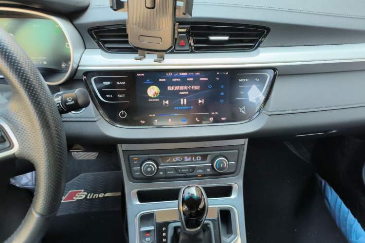 Used Geely Auto Emgrand 2018 1.5L CVT Upward Connect Edition Audio And AC Panel