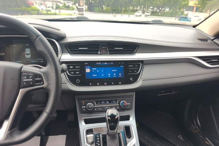 Used Geely Auto Emgrand 2018 1.5L CVT Upward Connect Edition Audio And AC Panel