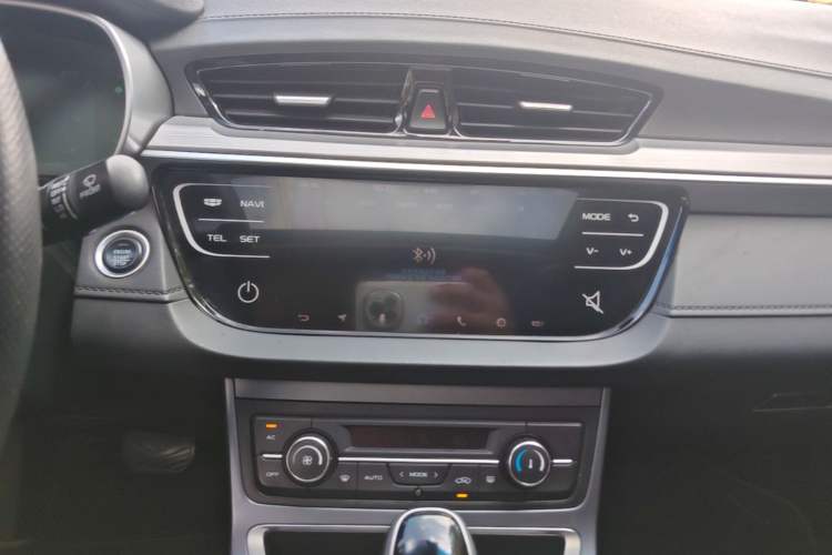 Used Geely Auto Emgrand 2018 1.5L CVT Upward Connect Edition Audio And AC Panel