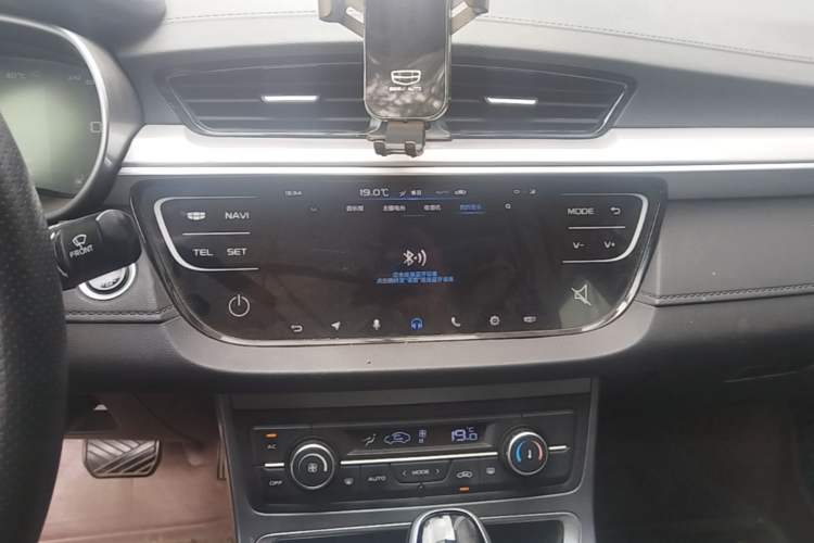 Used Geely Auto Emgrand 2018 1.5L CVT Upward Connect Edition Audio And AC Panel