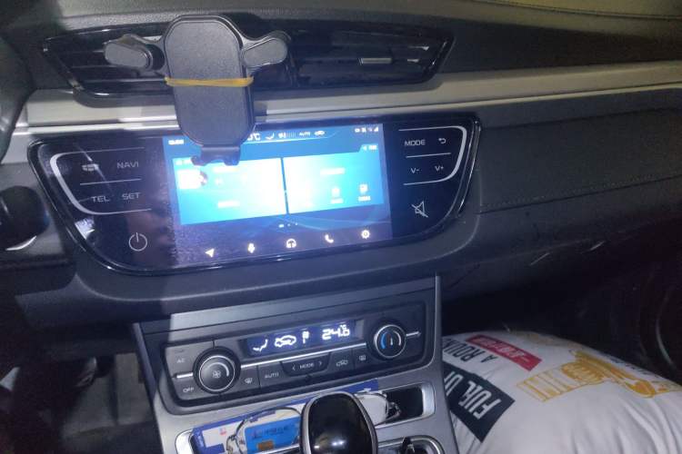 Used Geely Auto Emgrand 2018 1.5L CVT Upward Connect Edition Audio And AC Panel