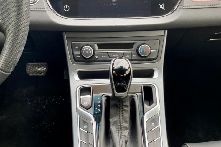 Used Geely Auto Emgrand 2018 1.5L CVT Upward Connect Edition Audio And AC Panel