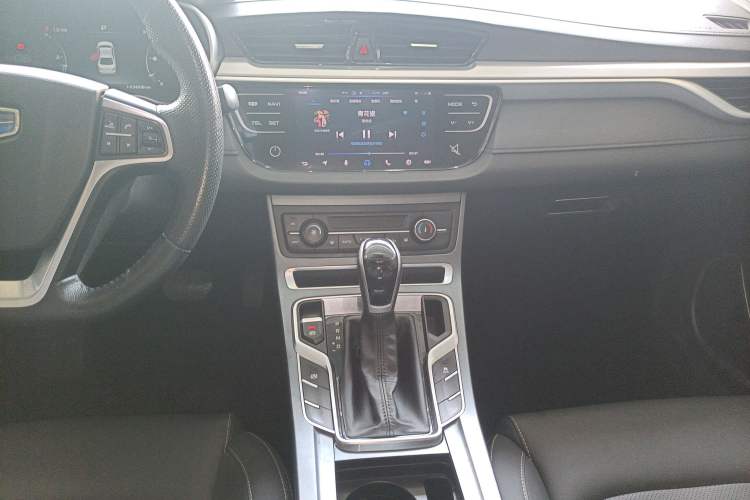 Used Geely Auto Emgrand 2018 1.5L CVT Upward Connect Edition Audio And AC Panel