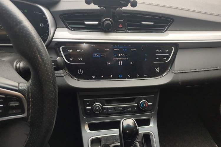 Used Geely Auto Emgrand 2018 1.5L CVT Upward Connect Edition Audio And AC Panel