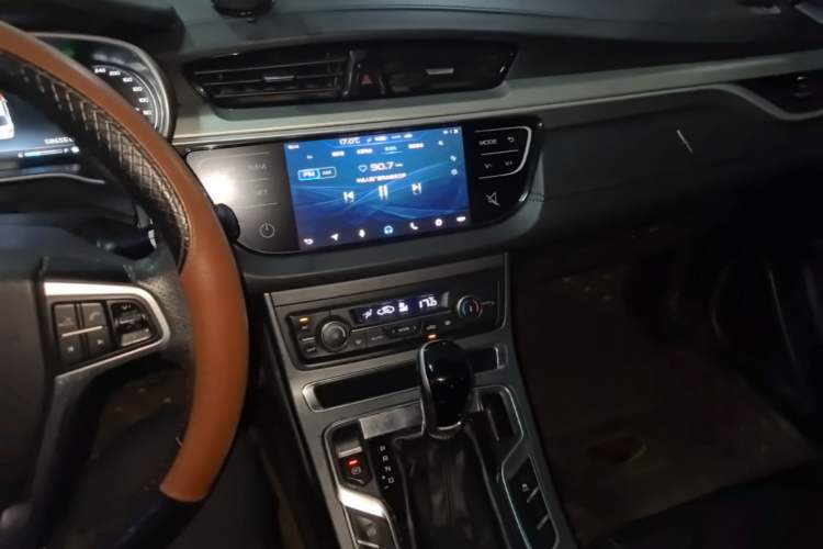 Used Geely Auto Emgrand 2018 1.5L CVT Upward Connect Edition Audio And AC Panel