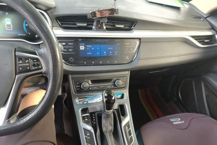 Used Geely Auto Emgrand 2018 1.5L CVT Upward Connect Edition Audio And AC Panel