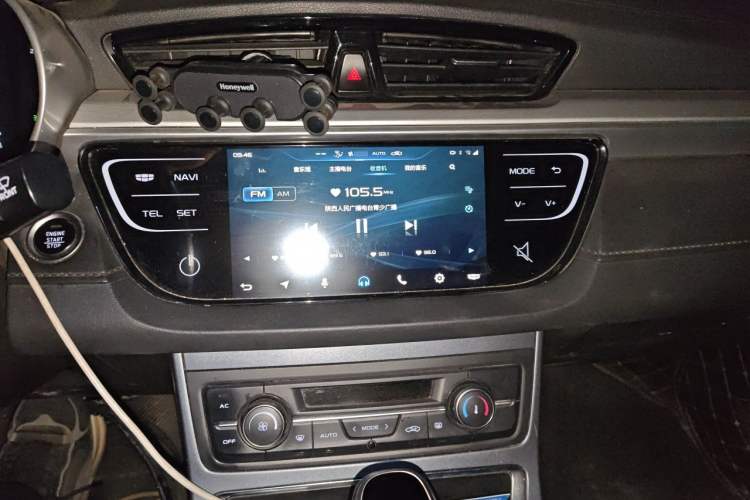 Used Geely Auto Emgrand 2018 1.5L CVT Upward Connect Edition Audio And AC Panel
