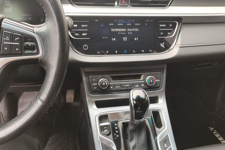 Used Geely Auto Emgrand 2018 1.5L CVT Upward Connect Edition Audio And AC Panel