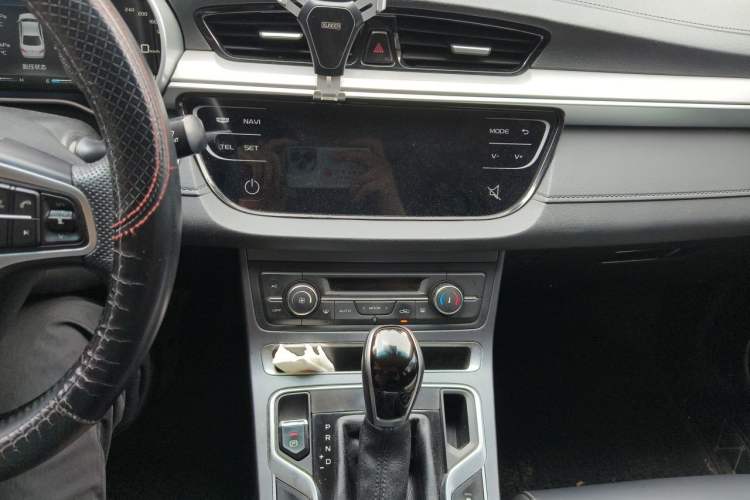 Used Geely Auto Emgrand 2018 1.5L CVT Upward Connect Edition Audio And AC Panel