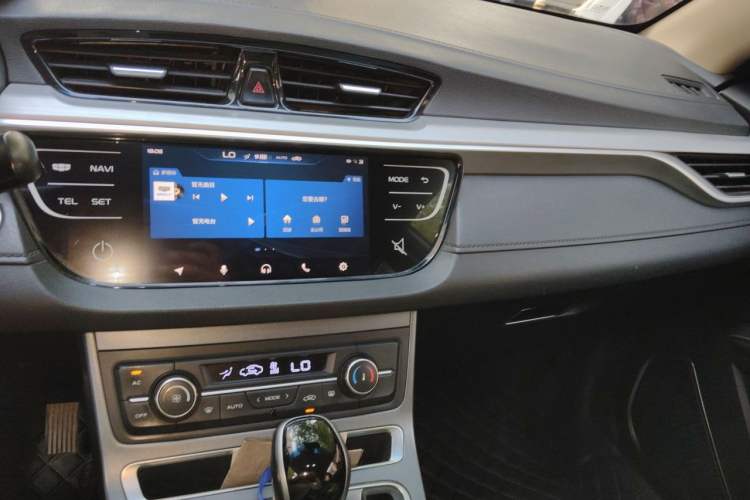 Used Geely Auto Emgrand 2018 1.5L CVT Upward Connect Edition Audio And AC Panel