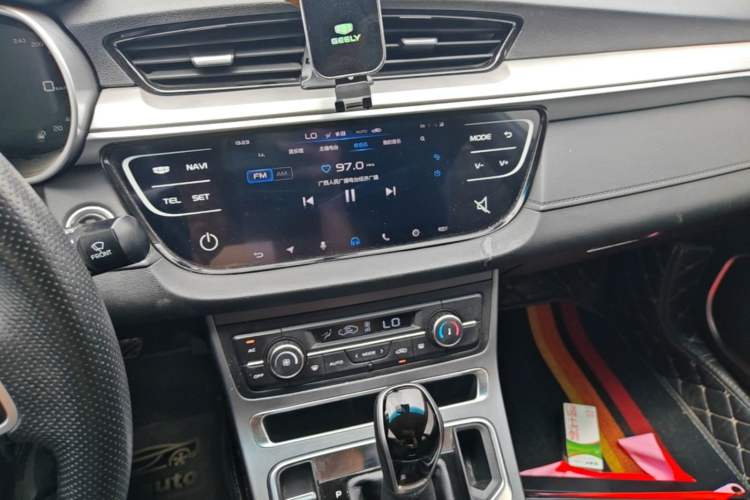 Used Geely Auto Emgrand 2018 1.5L CVT Upward Connect Edition Audio And AC Panel