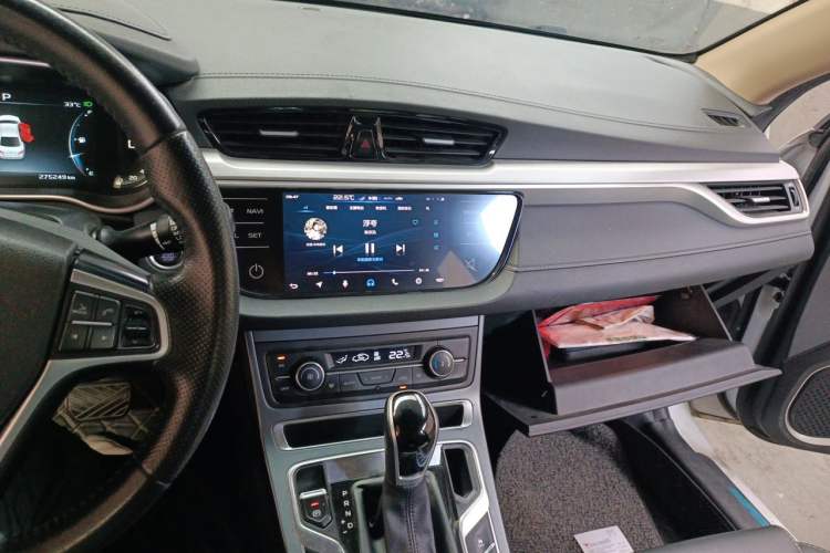 Used Geely Auto Emgrand 2018 1.5L CVT Upward Connect Edition Audio And AC Panel