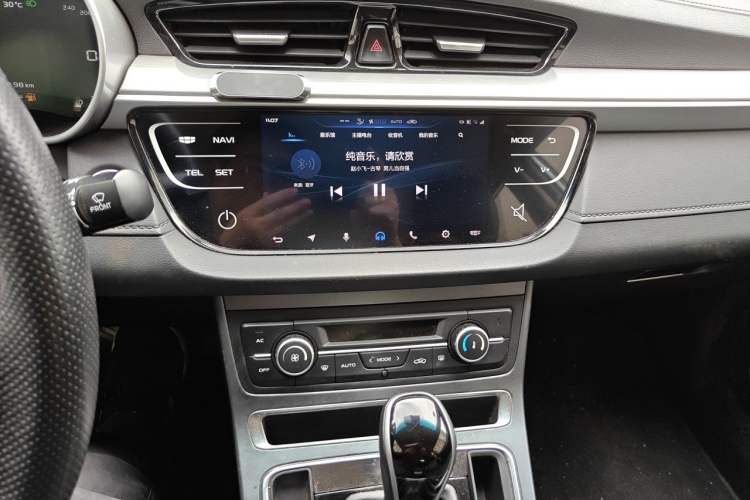 Used Geely Auto Emgrand 2018 1.5L CVT Upward Connect Edition Audio And AC Panel
