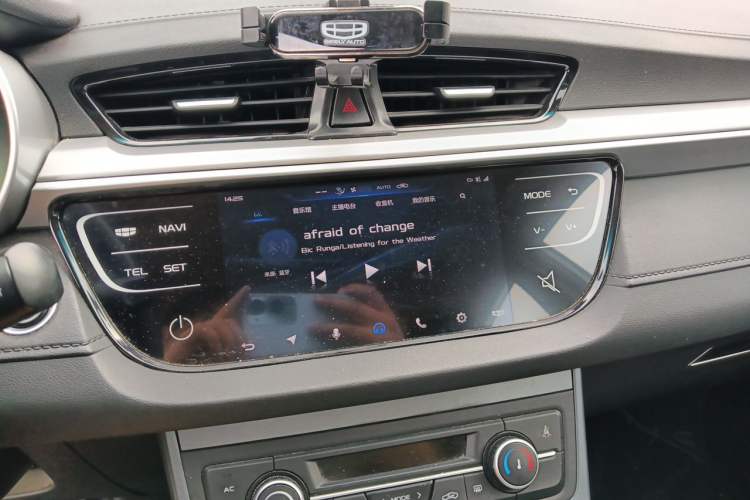 Used Geely Auto Emgrand 2018 1.5L CVT Upward Connect Edition Audio And AC Panel